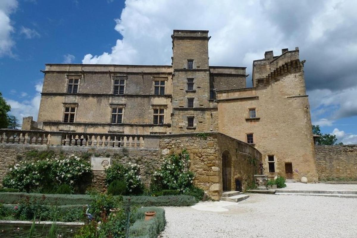 un vecchio castello con un grande edificio in pietra