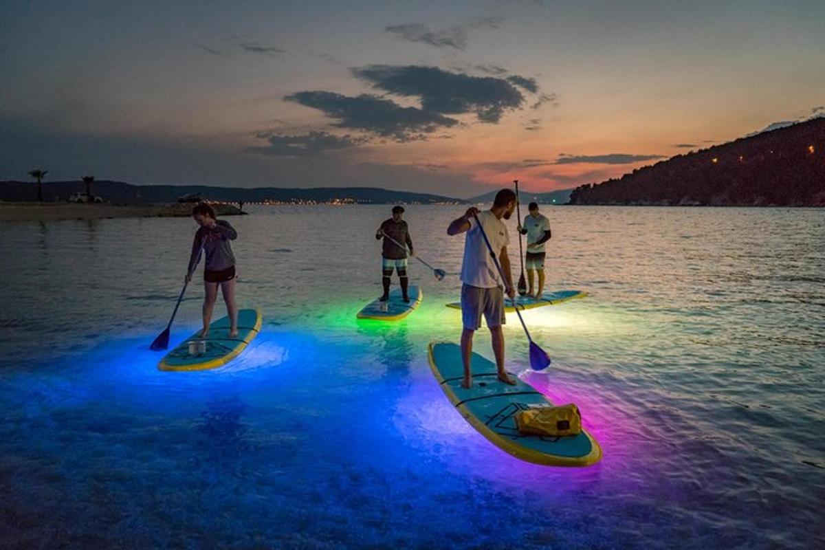skupina lidí na paddleboardech ve vodě