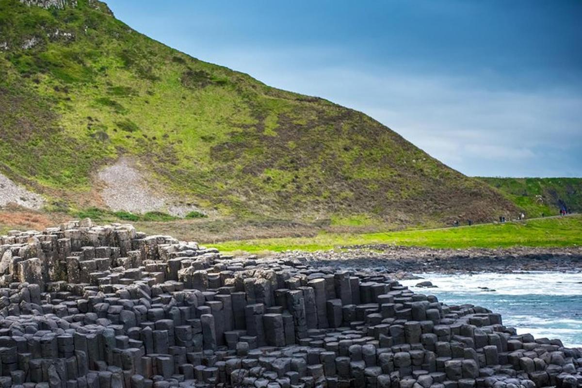 un grande gruppo di rocce sulla spiaggia