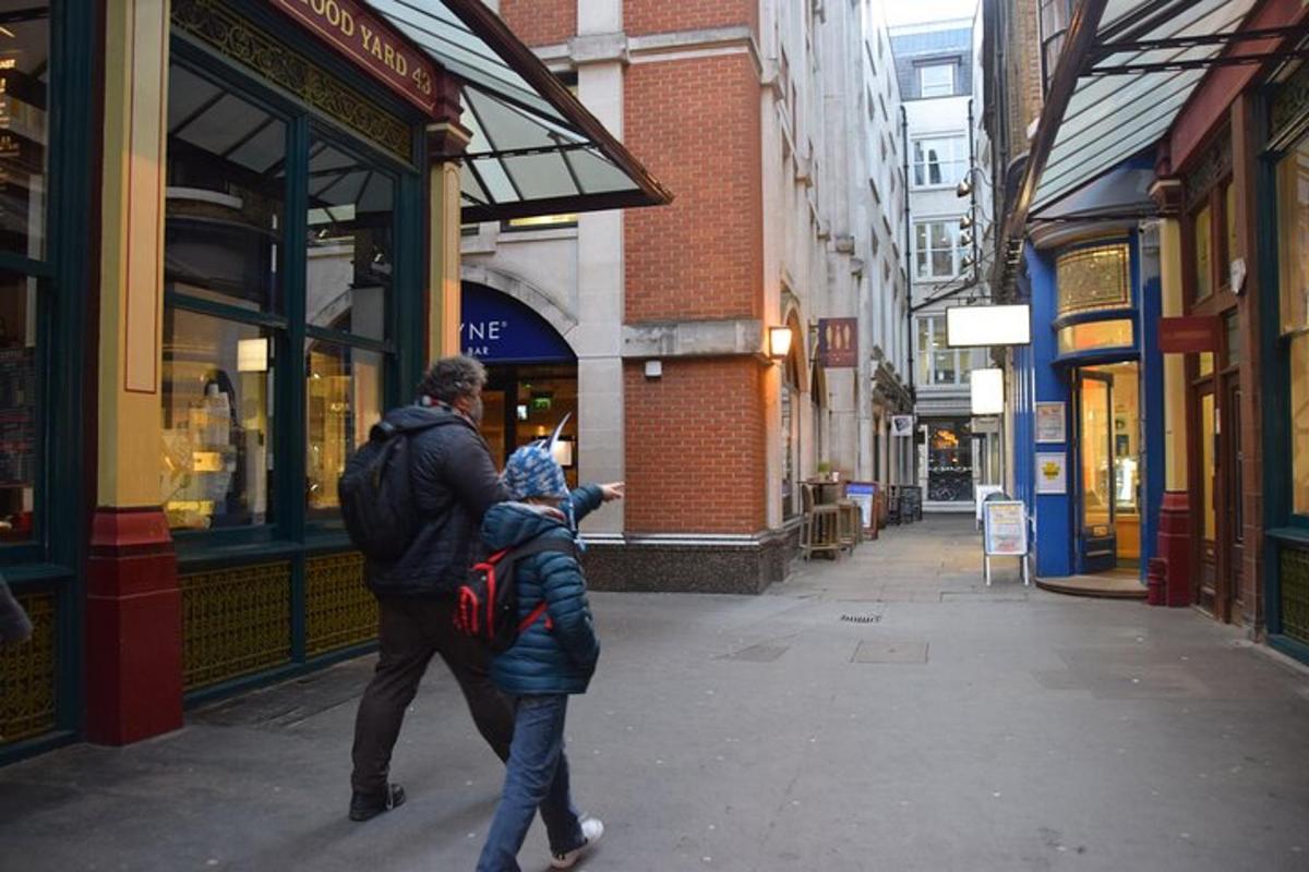 un uomo e una donna che camminano lungo una strada