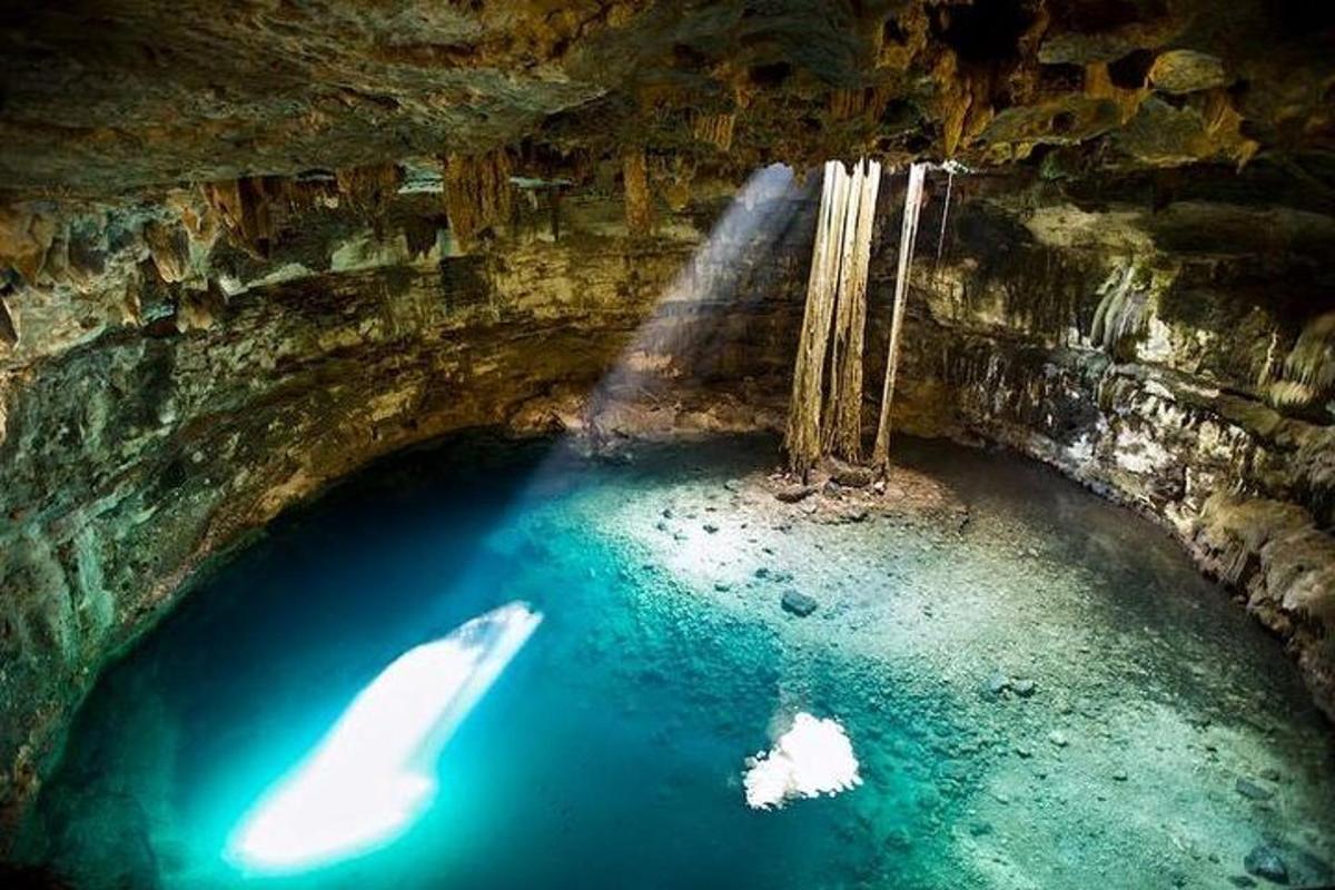 une grotte avec un bateau dans l'eau