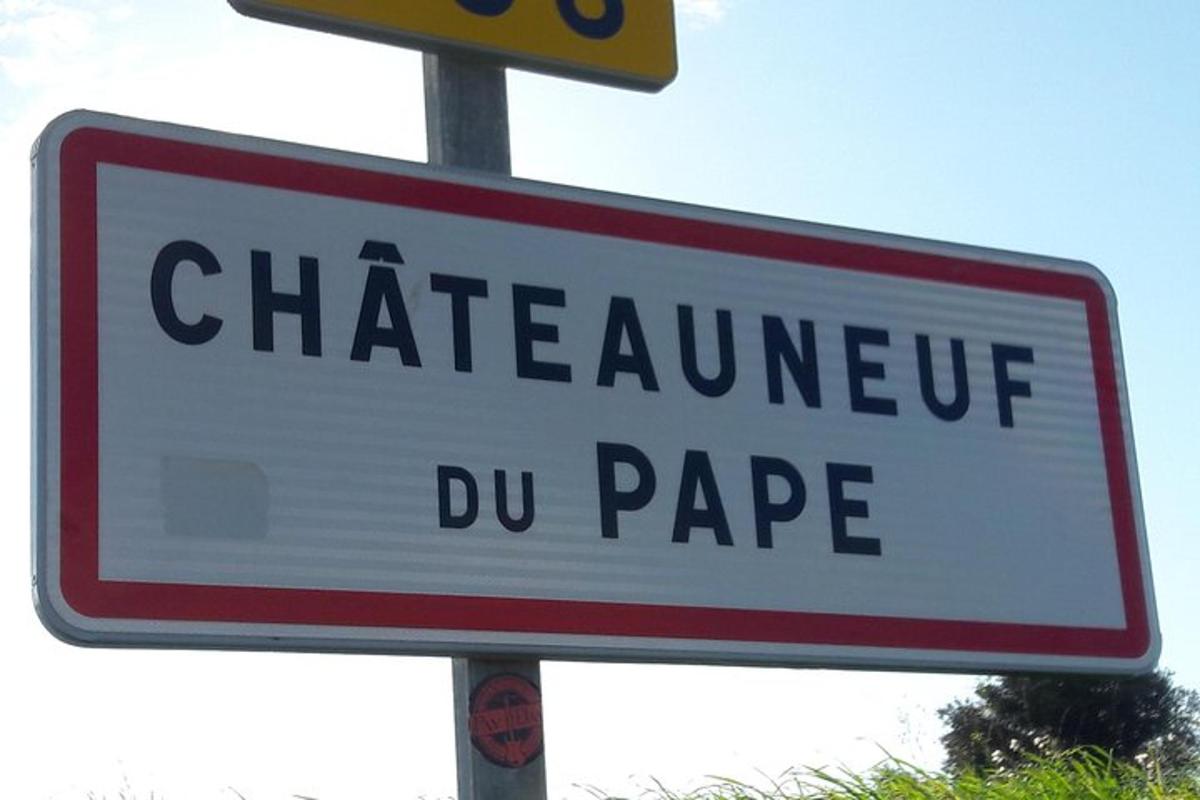 シャトールヴァール・デュ・ページと書かれた道路標識