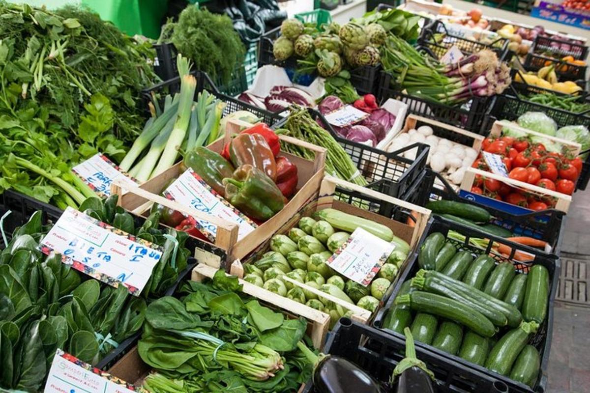 Una exhibición de verduras en cestas en un mercado.