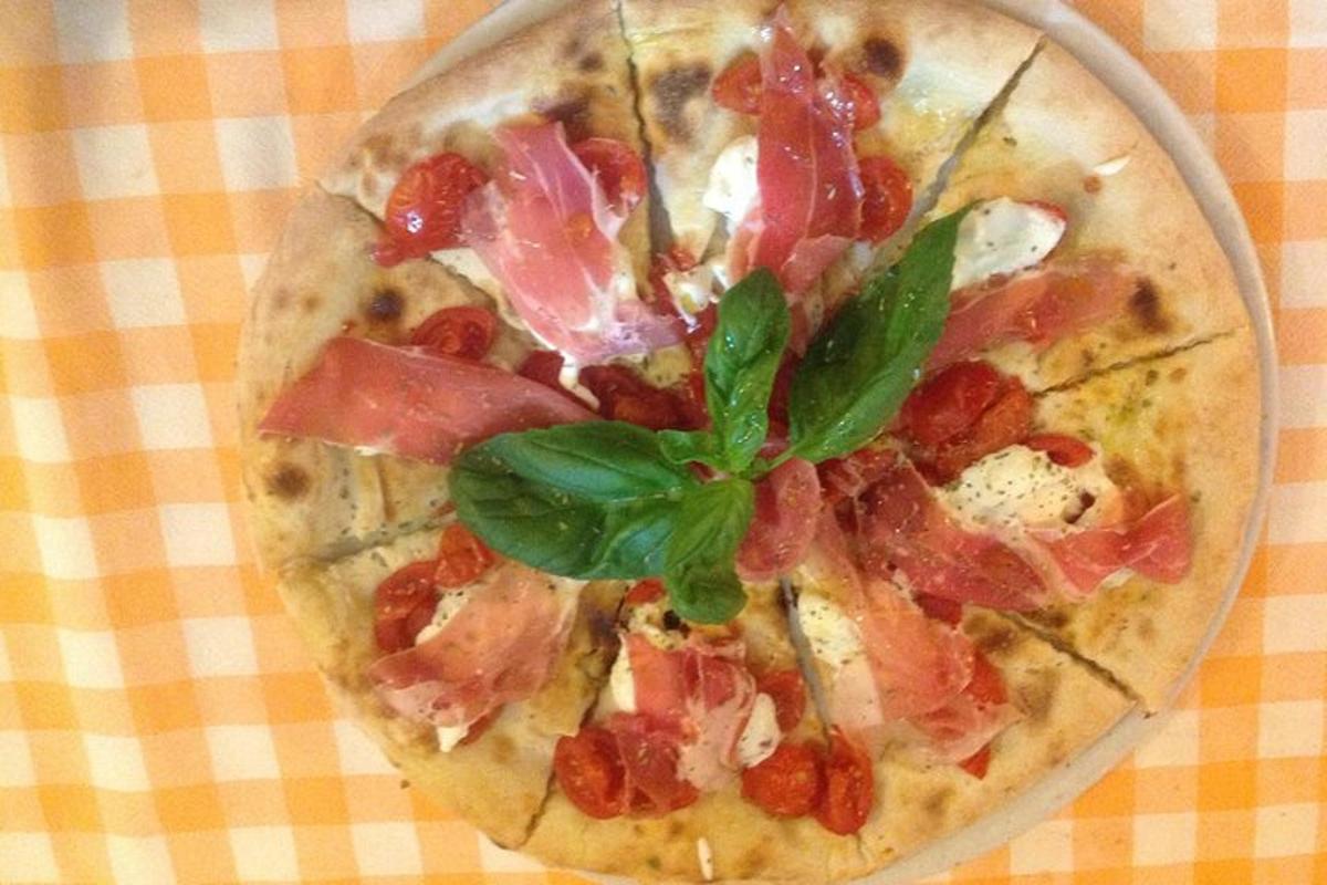 pöydällä oleva pizza