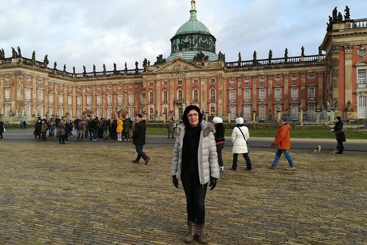 žena stojící před velkou budovou