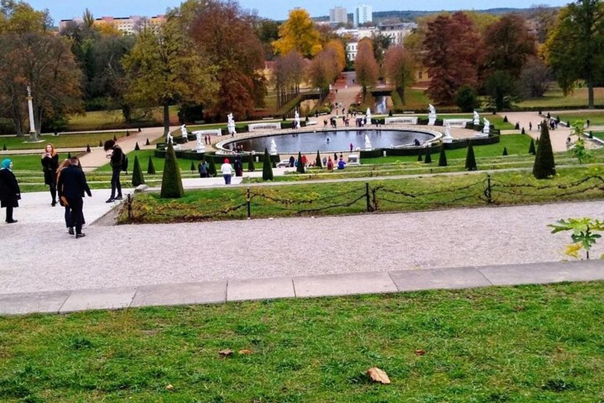 skupina lidí procházejících se po parku