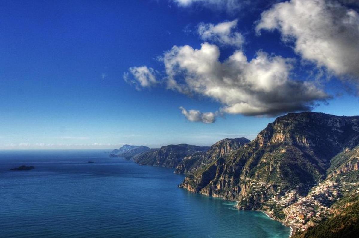 una vista di un grande specchio d'acqua con montagne