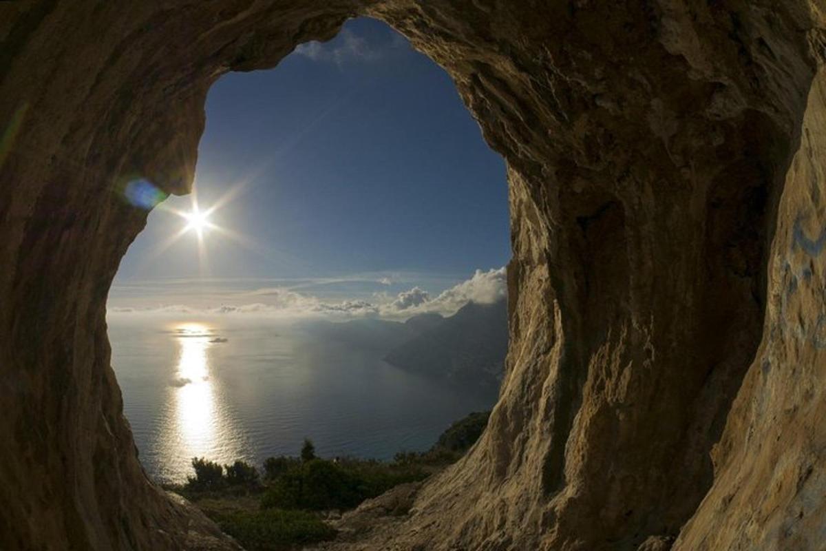 una vista dell'oceano da una grotta