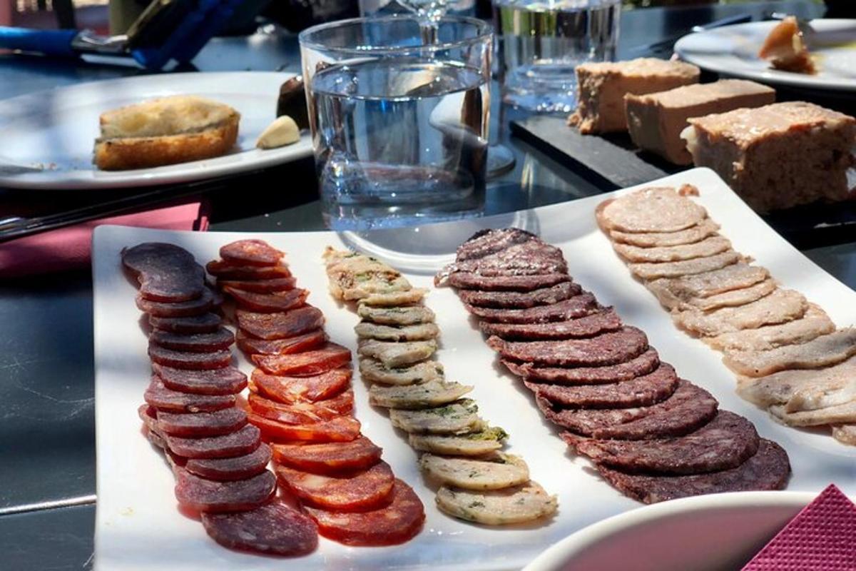 um grupo de salsichas em um prato sobre uma mesa