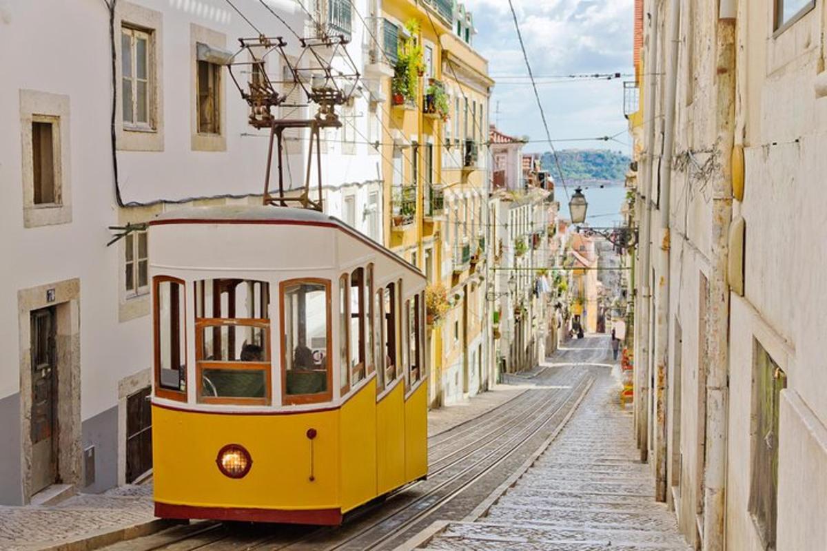 žlutá tramvaj na ulici s budovami