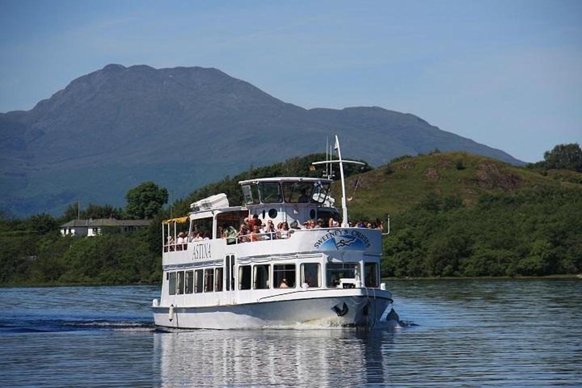 ein weißes Boot auf dem Wasser mit Menschen darauf