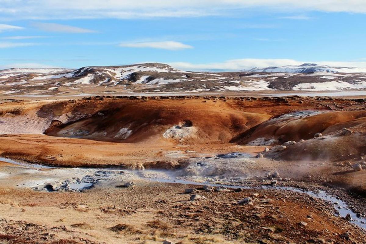 un deserto arido con neve sul terreno