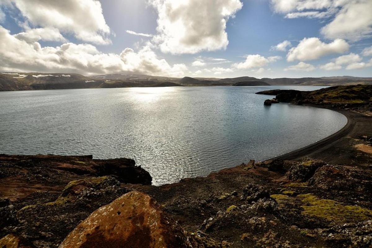 una grande distesa d'acqua su una costa rocciosa