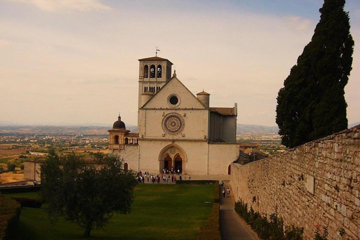 una iglesia con una torre de reloj en la cima de una colina