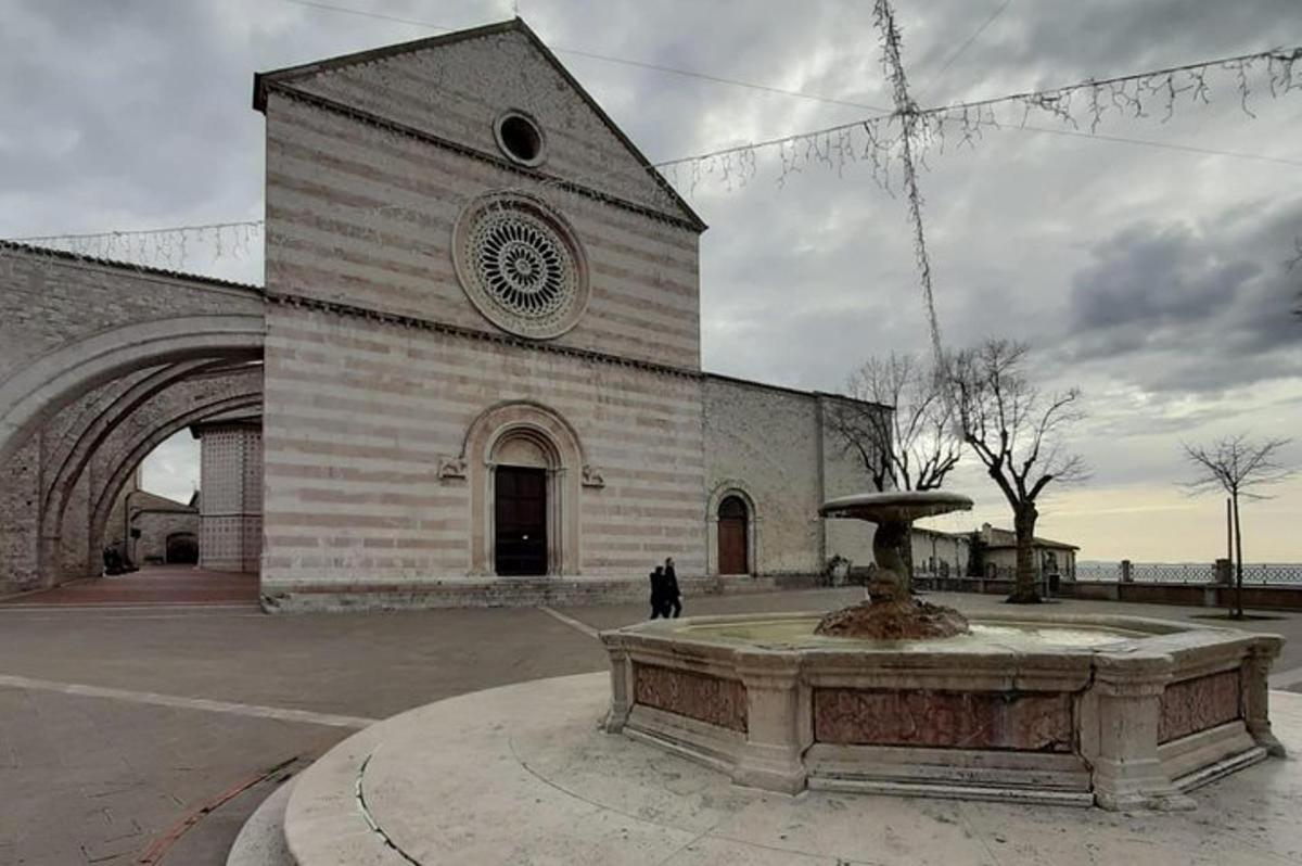 una iglesia con una fuente delante de un edificio