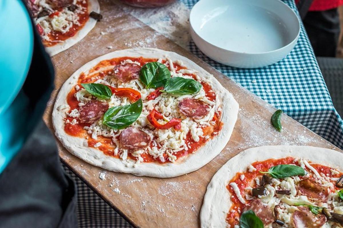 þrjár pizzur ofan á tréskurðarbretti