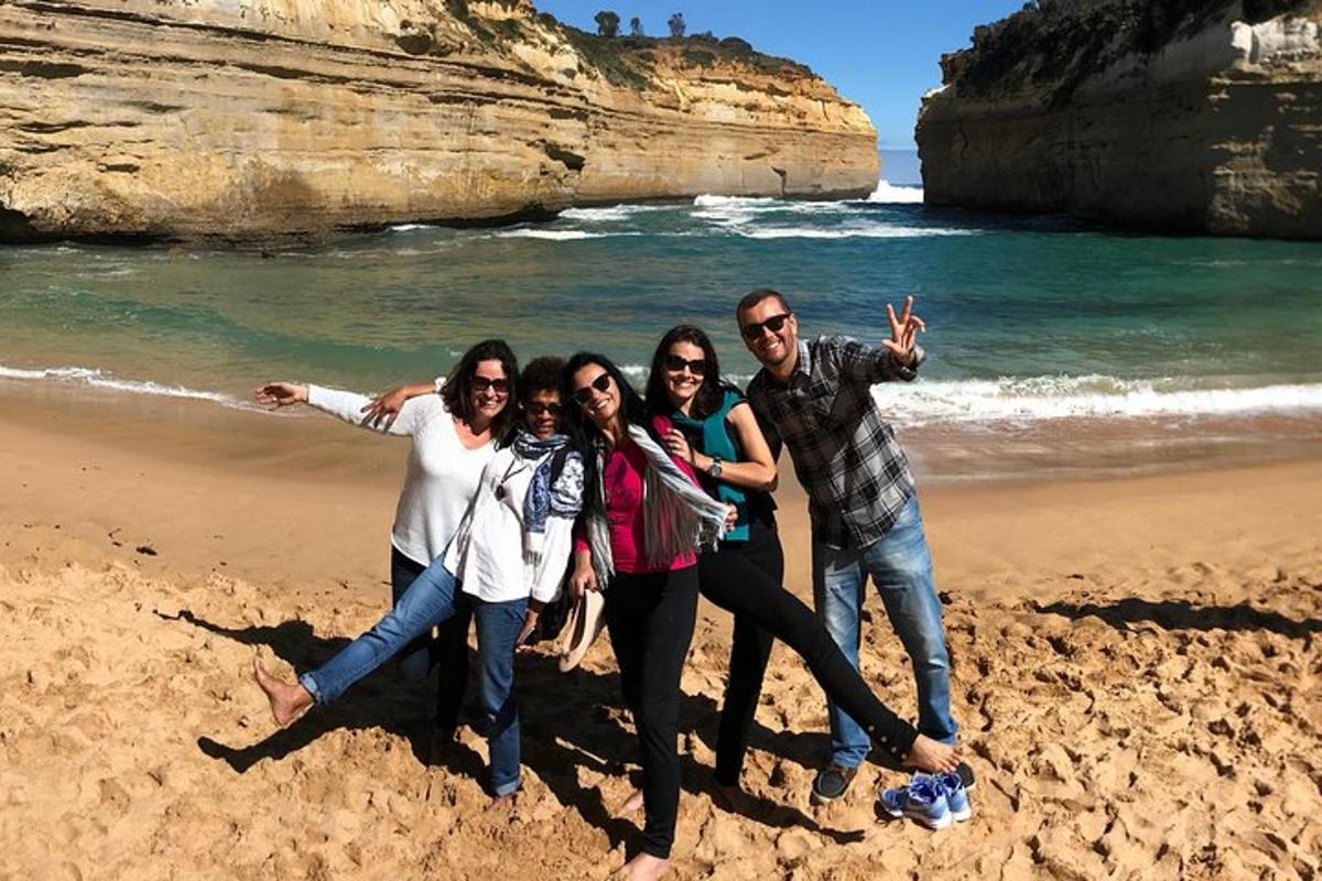 sekelompok orang berdiri di pantai