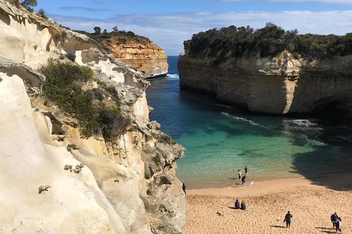 sekumpulan orang di pantai berhampiran lautan