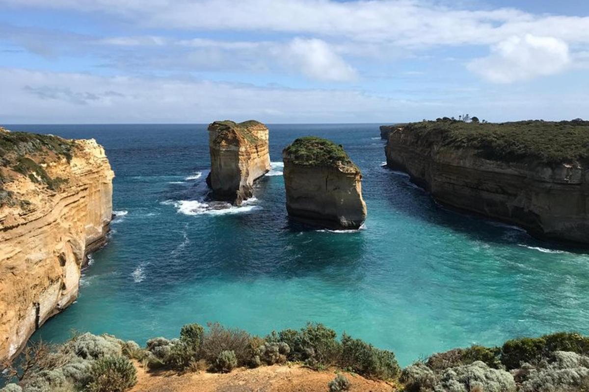 due grandi rocce nell'acqua vicino all'oceano