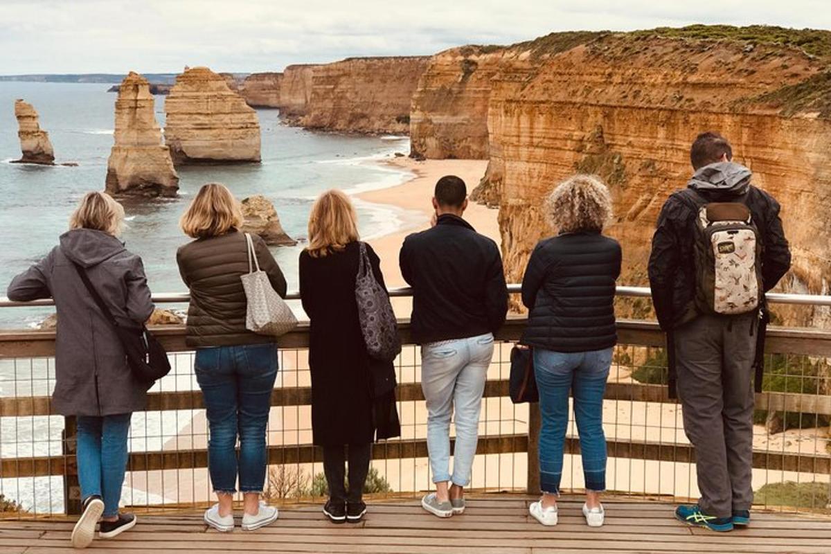um grupo de pessoas olhando para os apóstolos na Great Ocean Road