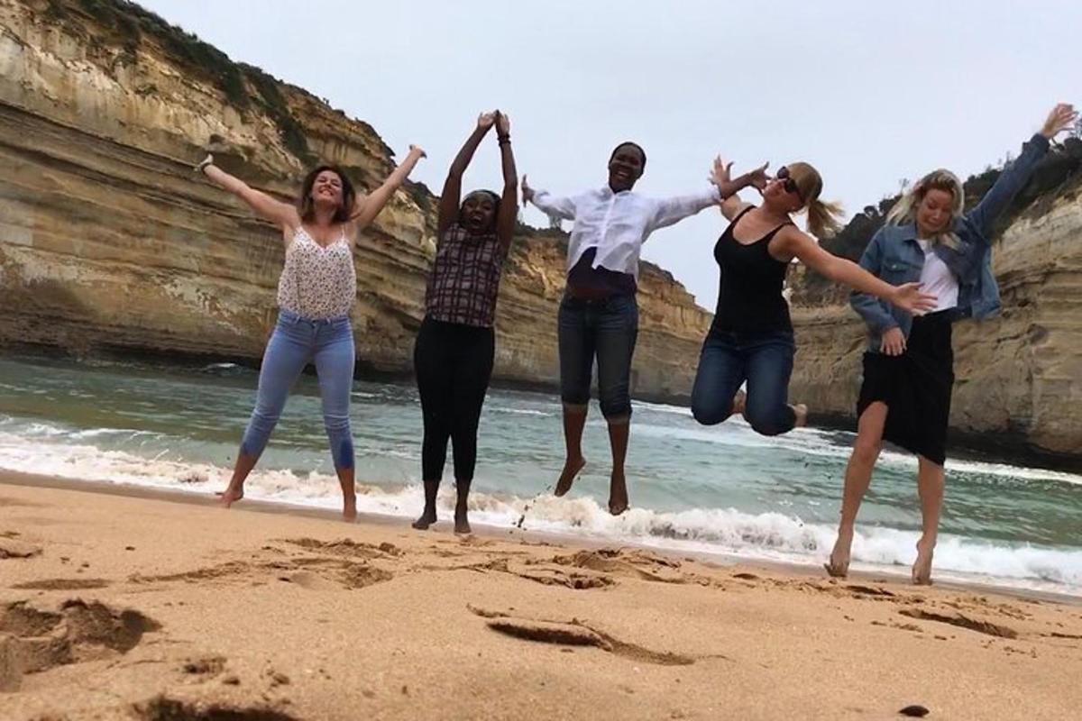 sekumpulan orang melompat di pantai