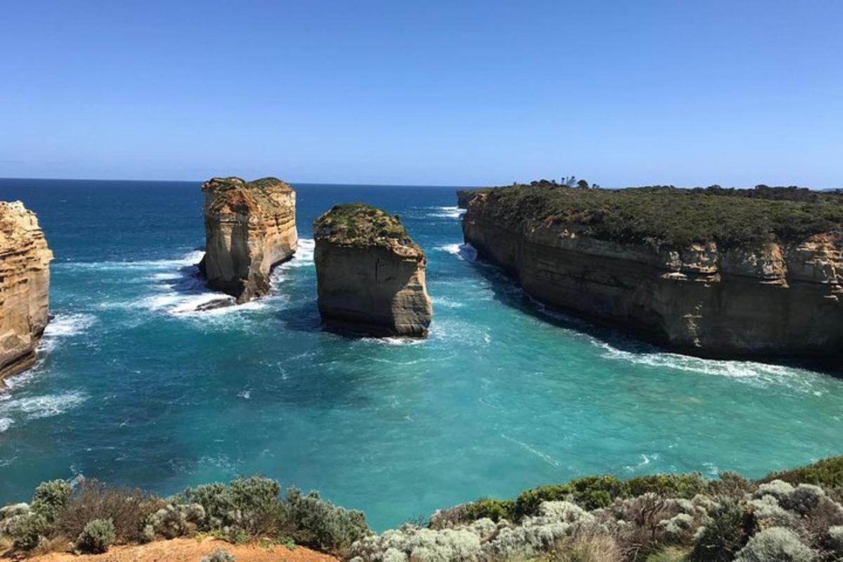 due grandi rocce nell'acqua vicino all'oceano