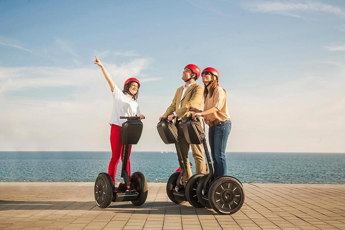 egy háromfős csoport segwayez a tengerparton