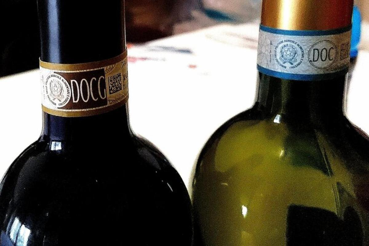 δύο μπουκάλια κρασί το ένα δίπλα στο άλλο