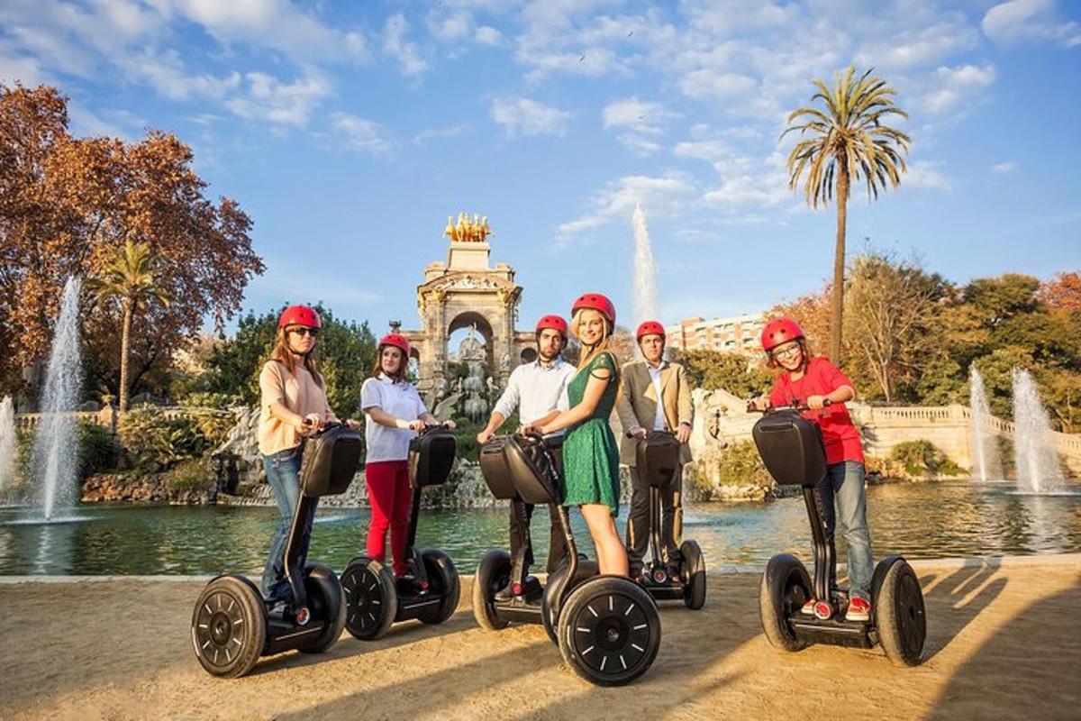Skupina lidí jezdících na segwayích před fontánou