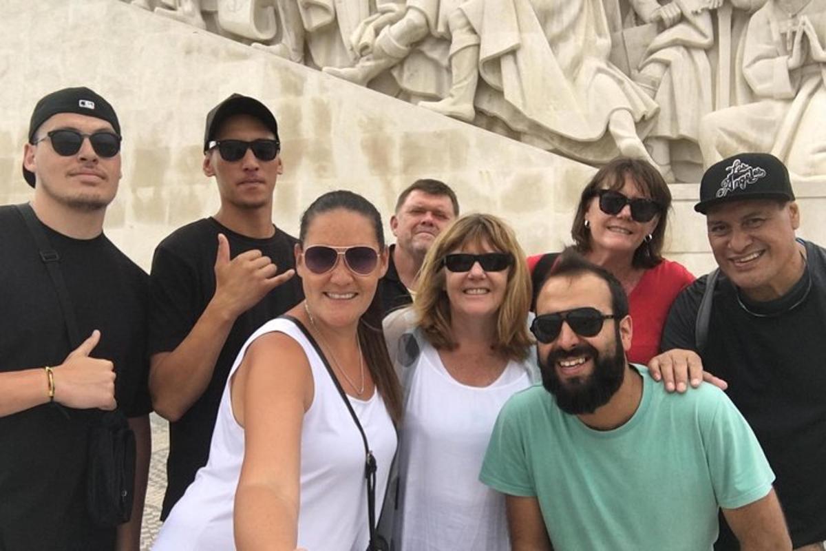 skupina ljudi, ki pozirajo za sliko pred stavbo
