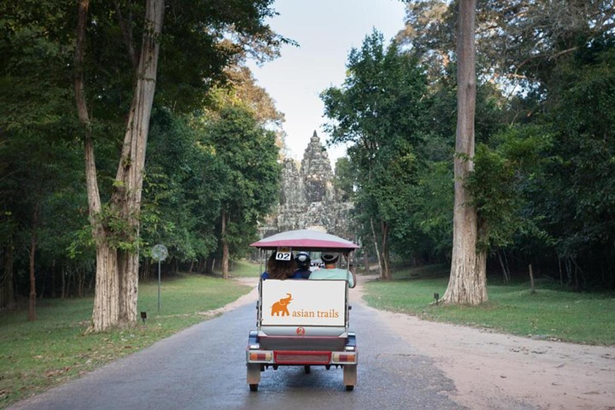 malé auto jedoucí po silnici