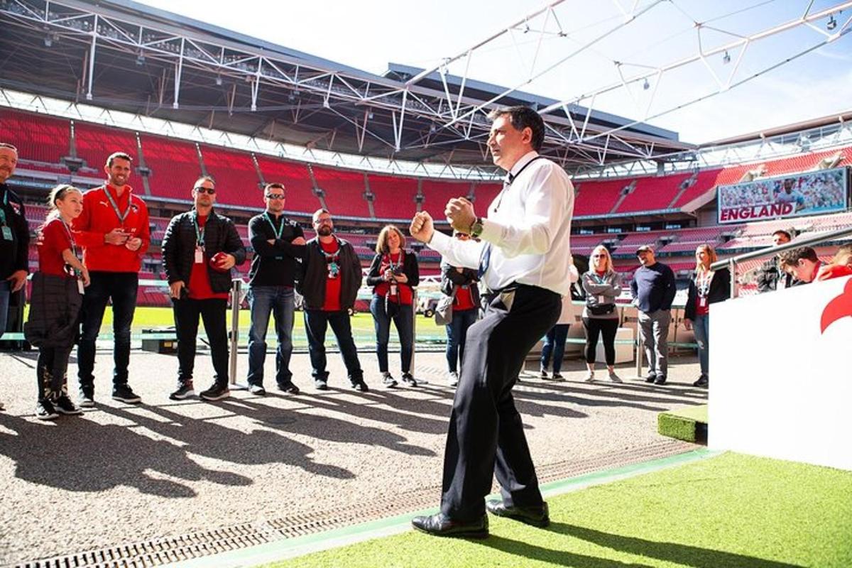 muž stojící před davem na stadionu