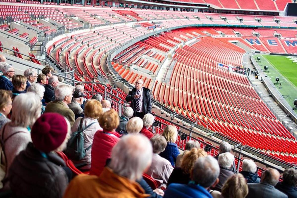 muž stojící před davem na stadionu