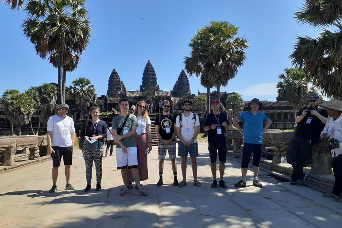 Un grupo de personas de pie frente a un templo.