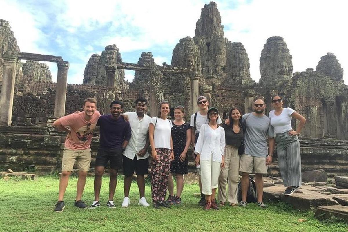 Un grupo de personas de pie frente a un templo.