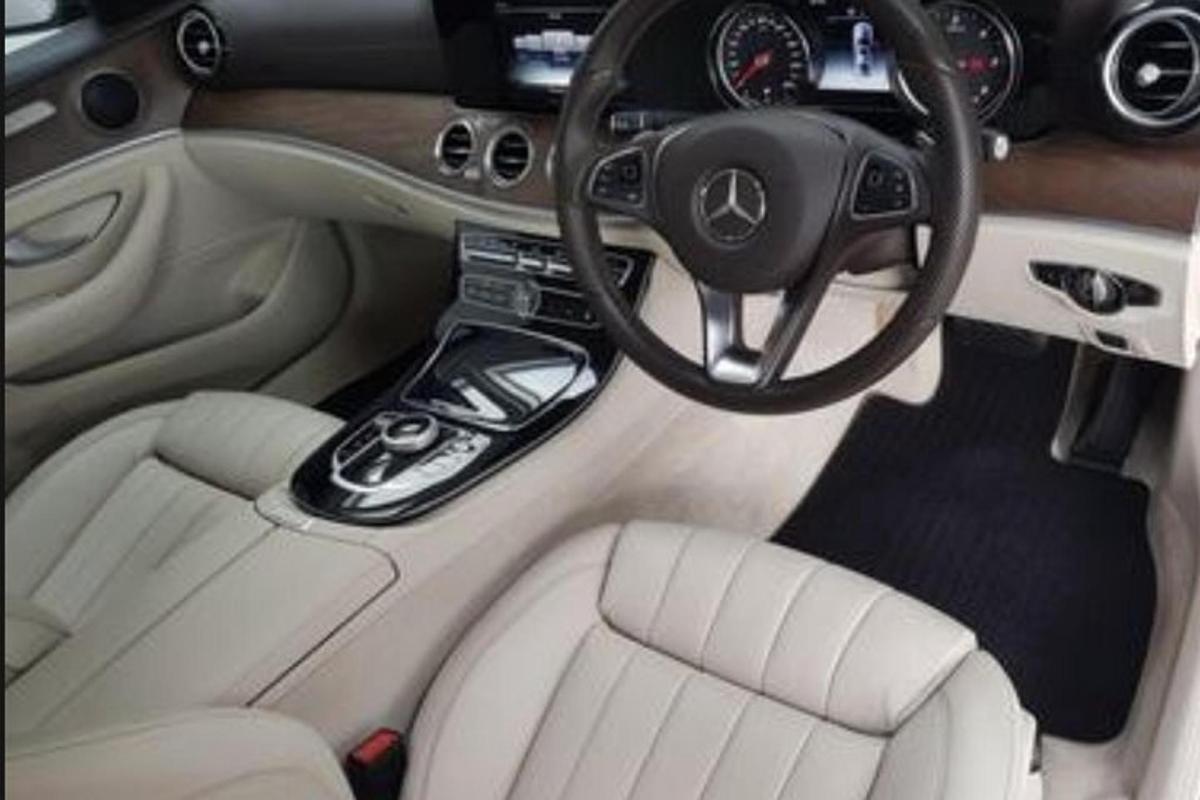 „Mercedes Benz“ automobilio kabinos vaizdas