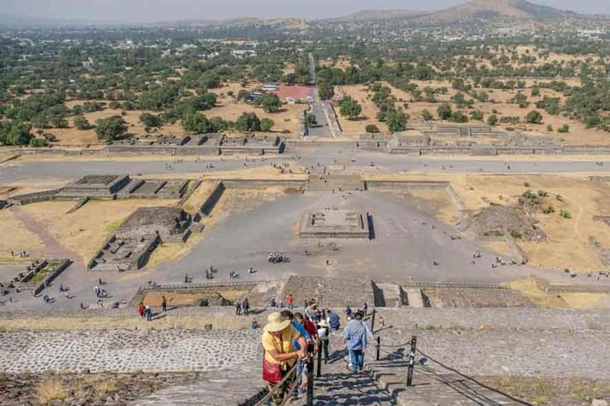 skupina lidí stojící na vrcholu pyramidy