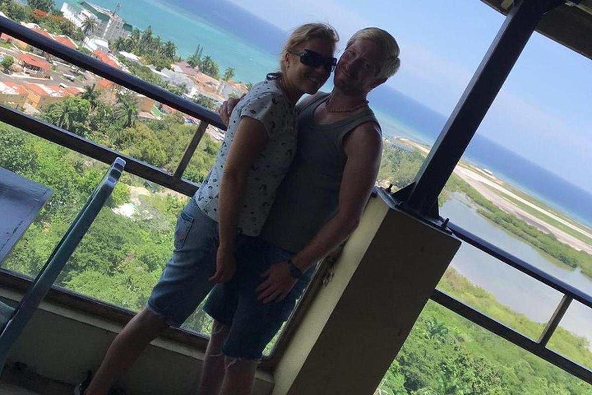 muž a žena stojí ve věži