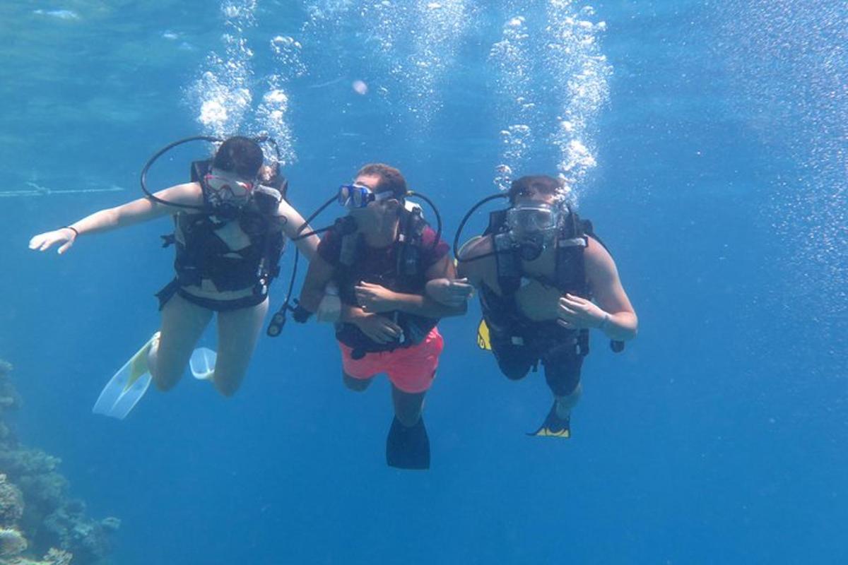 eine Gruppe von drei Personen in Taucherausrüstung im Wasser
