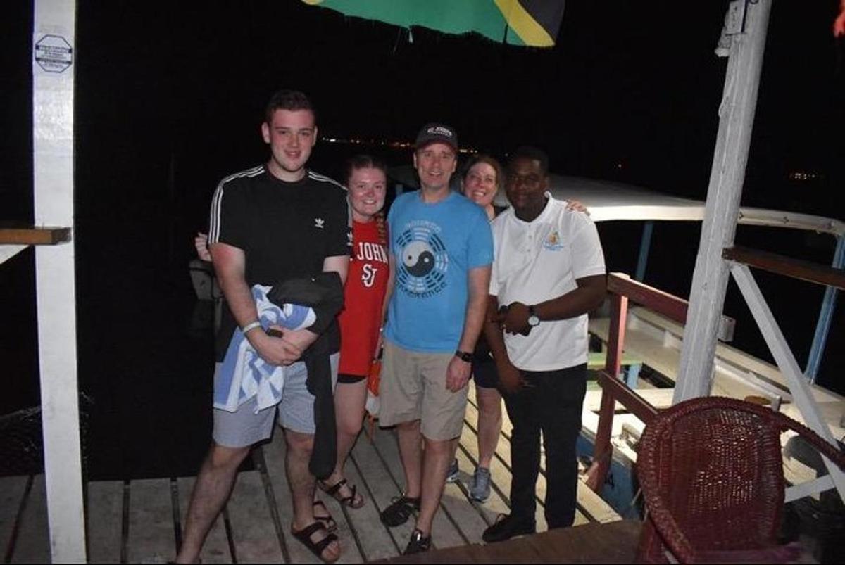 um grupo de pessoas posando para uma foto em um barco