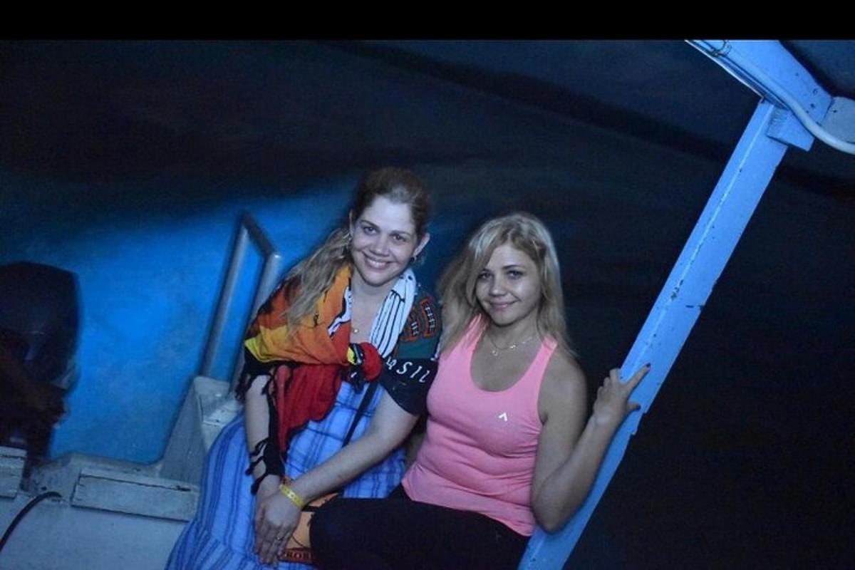 um homem e uma mulher sentados em um barco