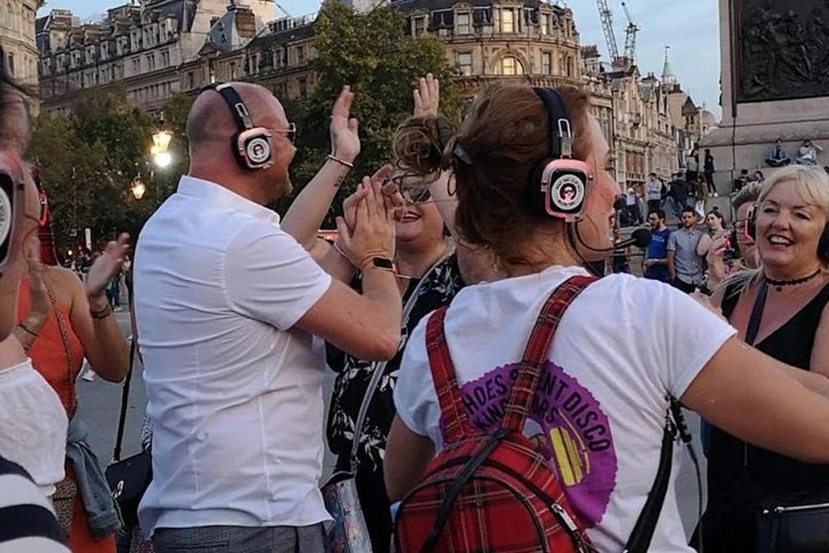 skupina ljudi s slušalkami v množici