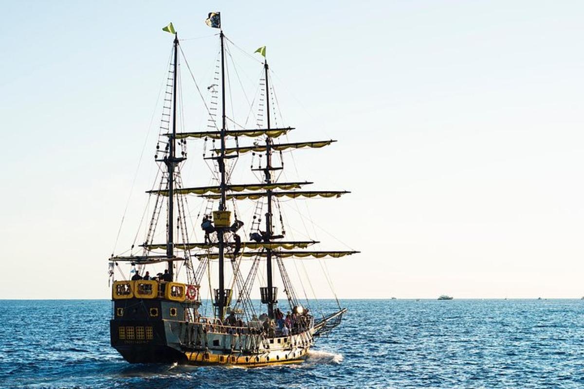velika gusarska ladja v oceanu
