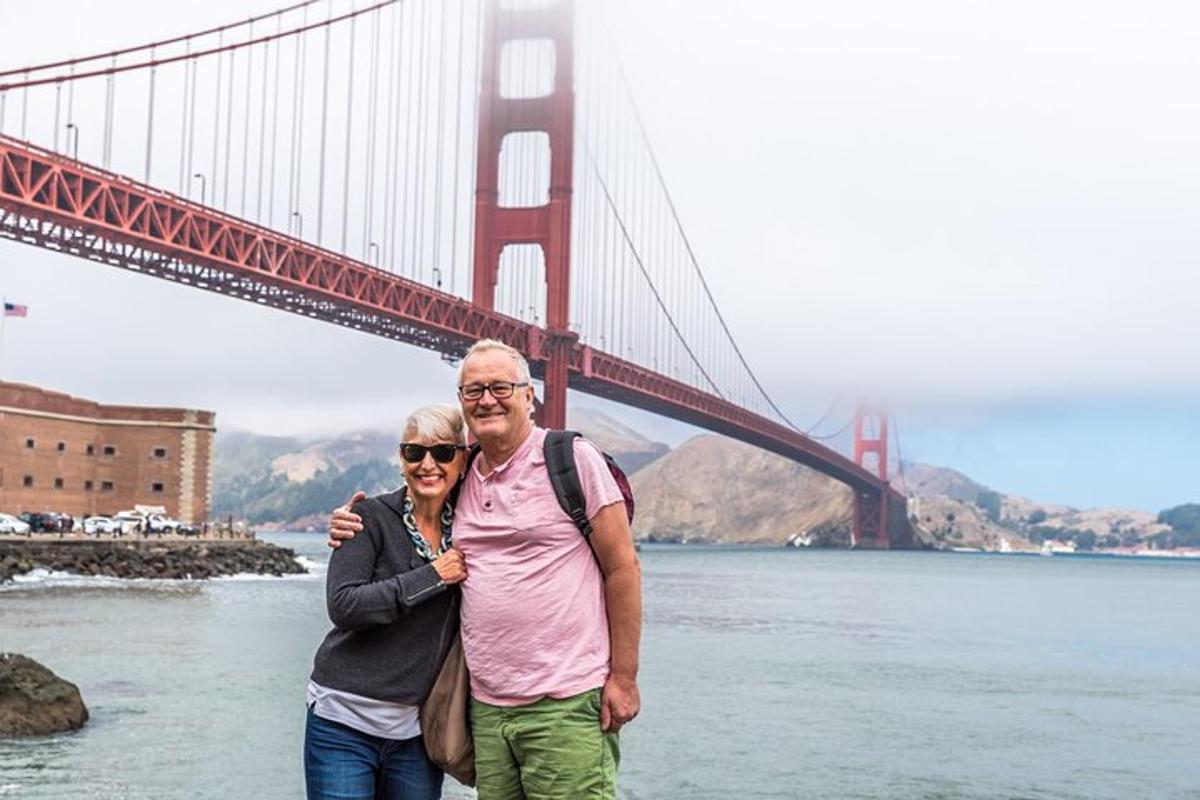 um homem e uma mulher em pé em frente à ponte Golden Gate