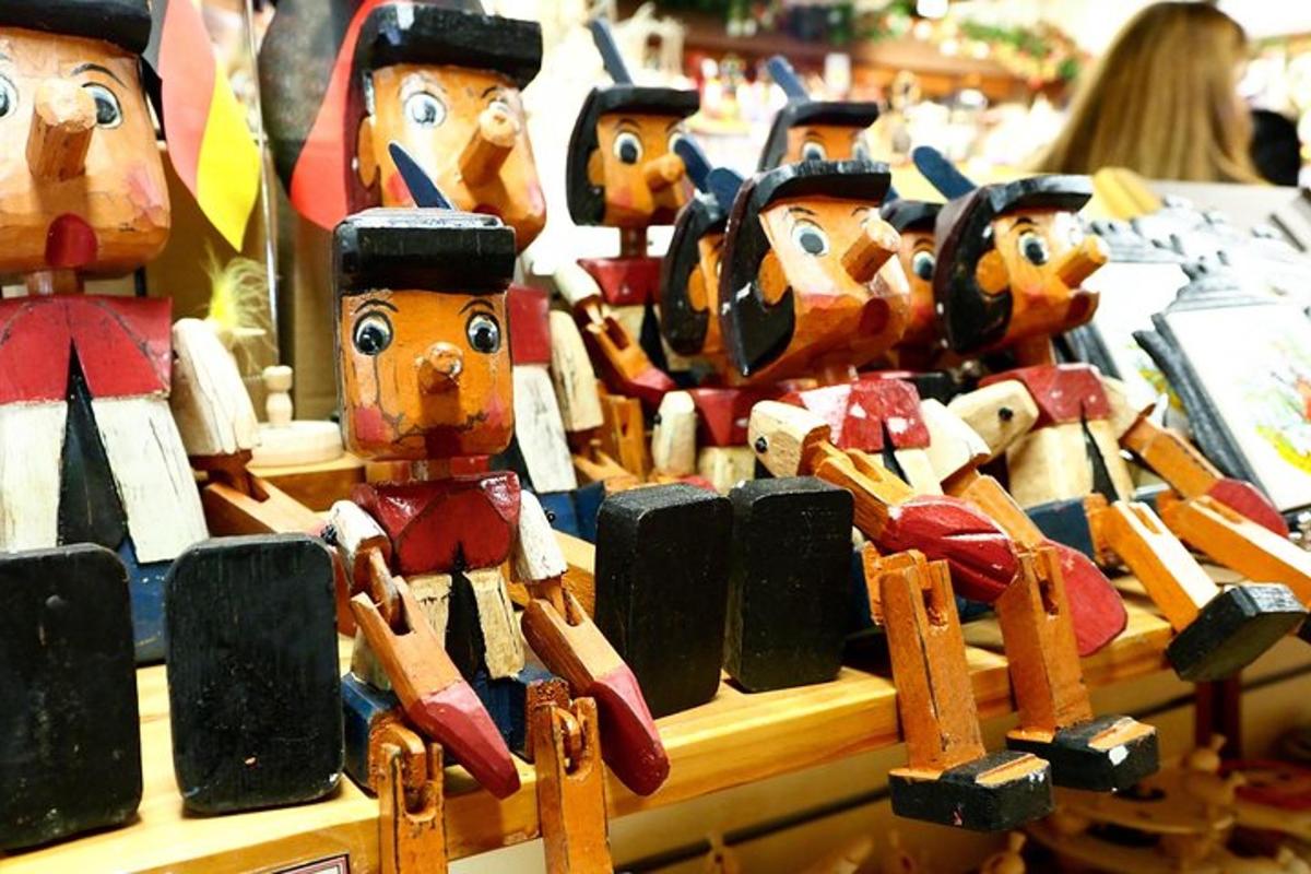 sekelompok boneka kayu yang dipajang di sebuah toko
