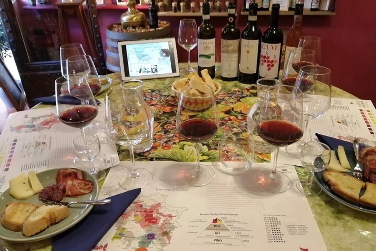 miza s kozarci vina in hrano na njej