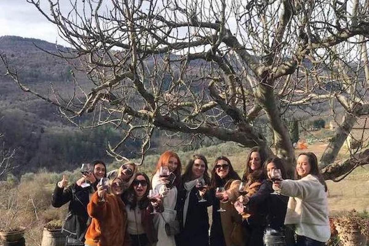 sekelompok wanita berpose untuk foto di bawah pohon