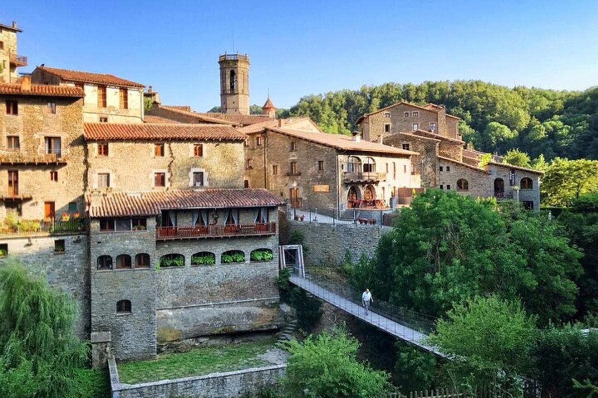 un grup d'edificis en una ciutat amb un pont