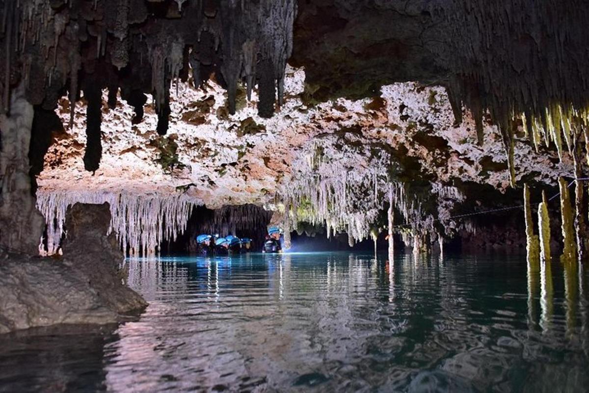 una grotta piena d'acqua con ghiaccioli appesi