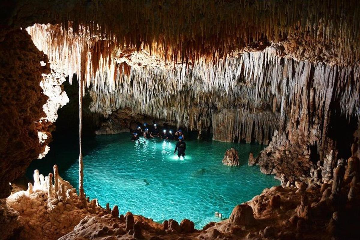 un gruppo di persone in una piscina in una grotta